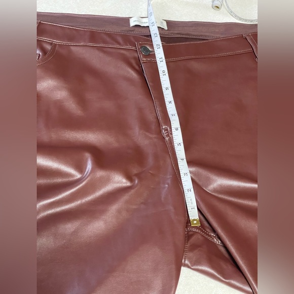 Abercrombie & Fitch Curve Love Criss-Cross Waist
Vegan Leather 90s Straight 22 - Picture 10 of 13